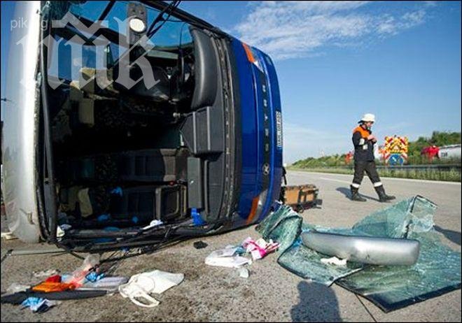 Автобус, управляван от жена, се преобърна, 8 деца са ранени