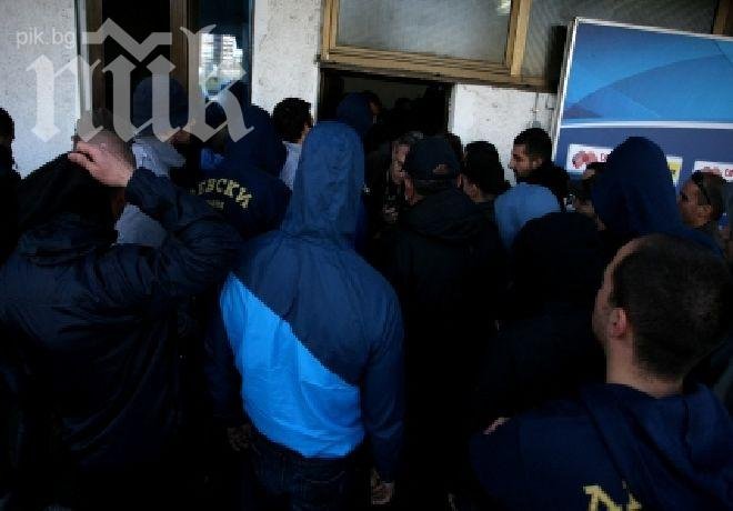 Жестока гавра! Левскари издълбаха петвековен параклис в Пернишко