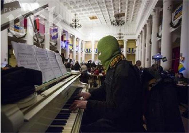 Маскиран мъж - пианист се превърна в емблема на протестите в Киев