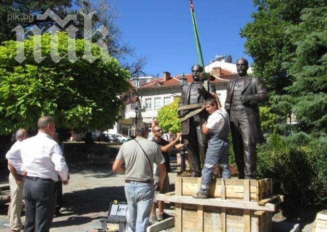 Наказват с до 5 години затвор войниците, облекчили се върху паметник в Карлово