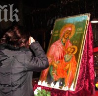 Истерия в Русе! Чудотворна икона лекува рак и сърце! Хиляди чакат на опашка!