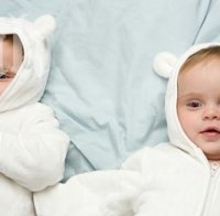 Уникум! Социалните мрежи събраха близначки, разделени от раждането си!