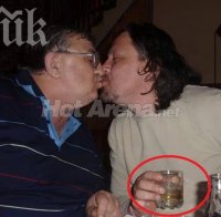 ПР-експертът на Първанов в страстна целувка с мъж! (снимка)