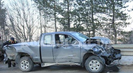 пикап заби мантинелата пътя мездра враца снимки