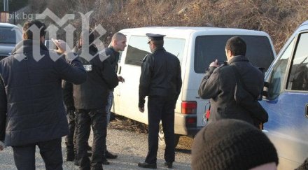 екшън казанлък арестуваха хора николай бареков опряха полицейски бус обновенаснимки