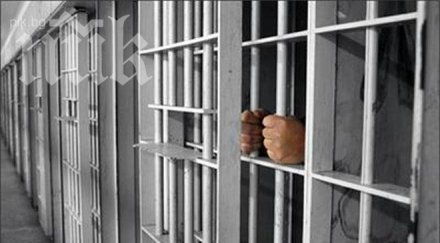 пребитият затворник закса полудя викат психиатър упоява