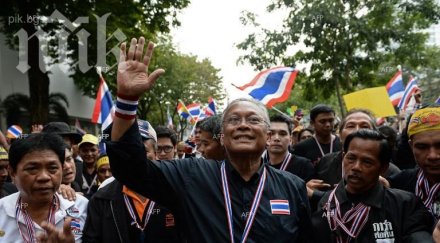 нападнаха протестиращи гранати