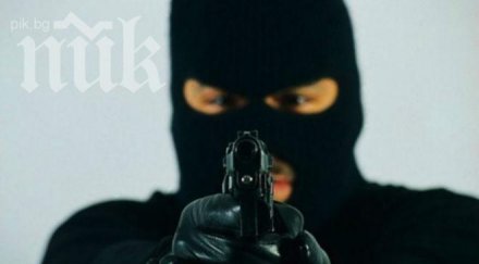 нелеп въоръжен грабеж мъж обра магазин махна маската пречи бяга