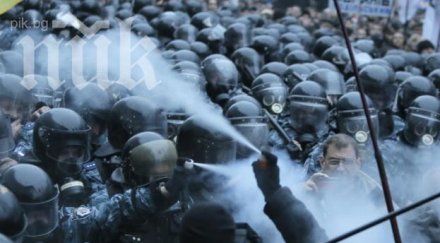 протестиращи нахлуха административна сграда босна