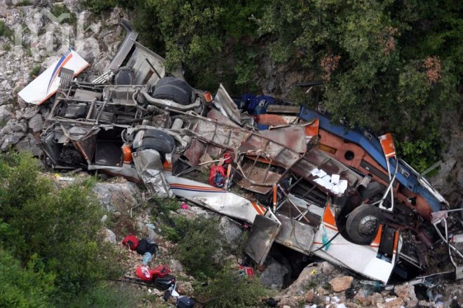 Автобус пропадна в порапст, девет са загинали