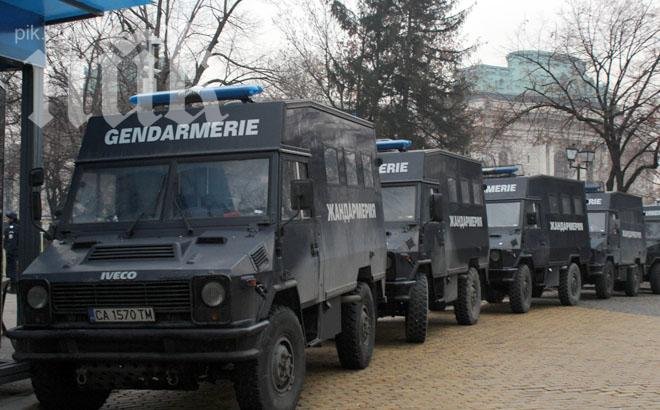 Дебела свиня крещят към журналисти протестиращите пред парламента