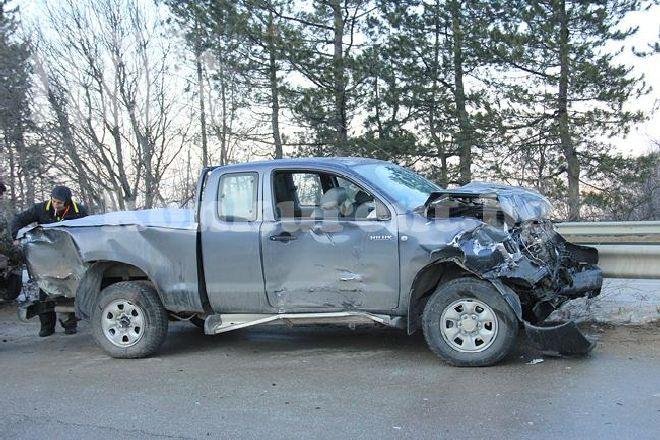 Пикап се заби в мантинелата по пътя Мездра-Враца (снимки)