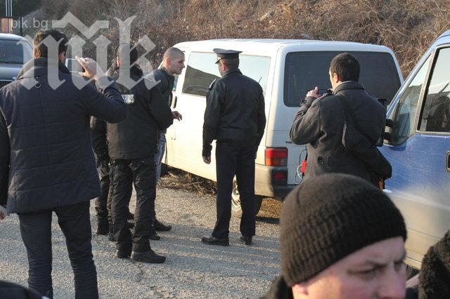Екшън в Казанлък! Арестуваха хора на Николай Бареков, опряха ги в полицейски бус! (обновена+снимки)