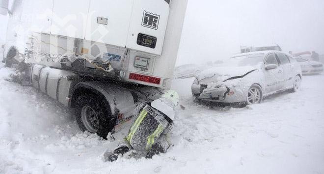 15 загинаха при зверска катастрофа между автобус и камион