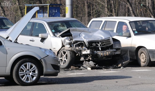 Три коли се нанизаха пред двореца Врана (снимки)