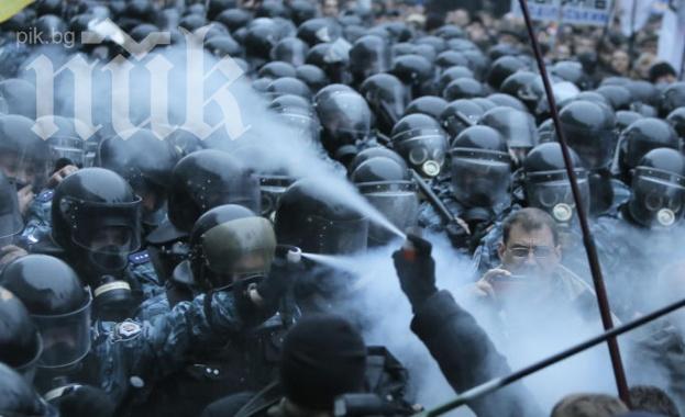 Протестиращи нахлуха в административна сграда в Босна