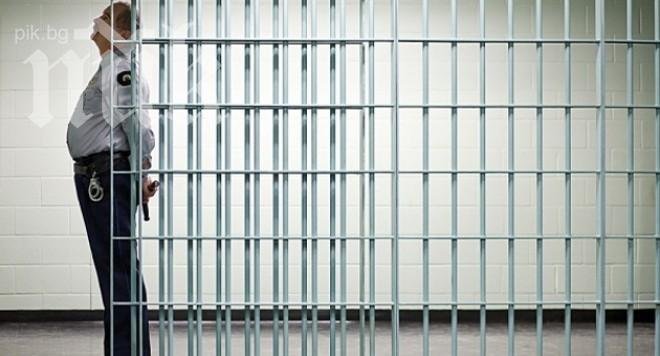Затворникът, заплашил да се самозапали, обвини надзирателите в корупция, те го пребиха!