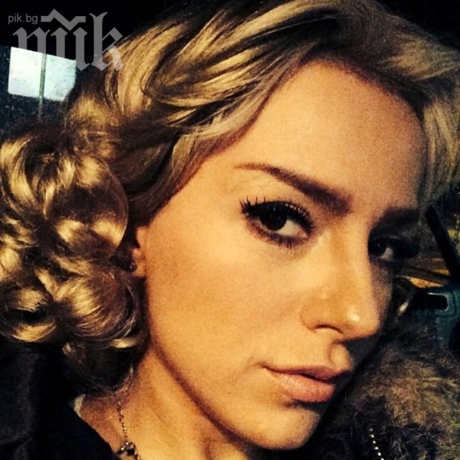 Поли Генова снима домашно порно
