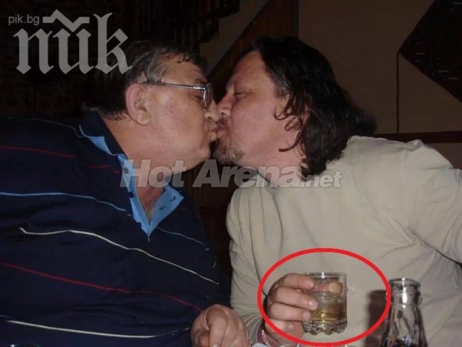 ПР-експертът на Първанов в страстна целувка с мъж! (снимка)