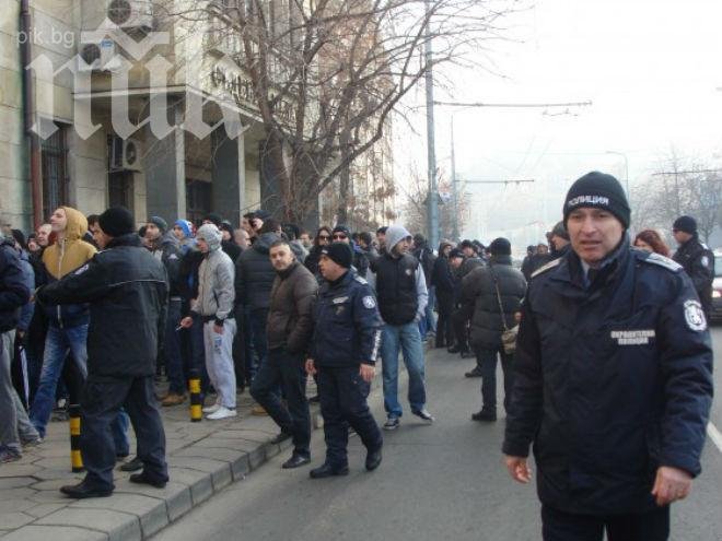 Футболните агитки в Пловдив викат Долу ДПС, подгониха жена със забрадка