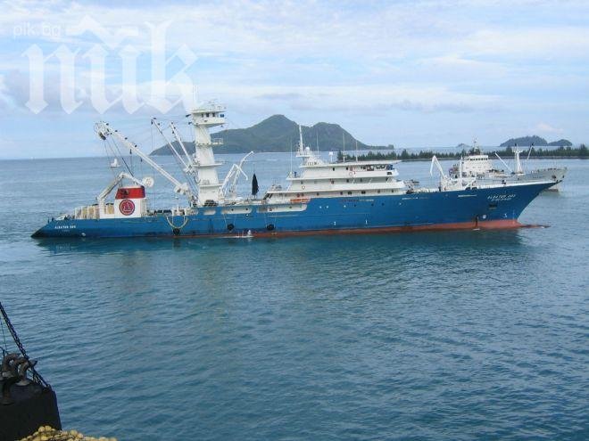 Товарен кораб се разцепи на две край Франция