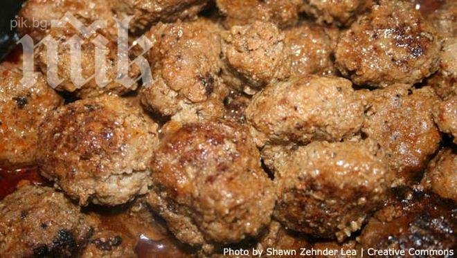 Бизнесмен дарява боб и кюфтета на бедни