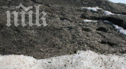 черен сняг покри град омск снимки