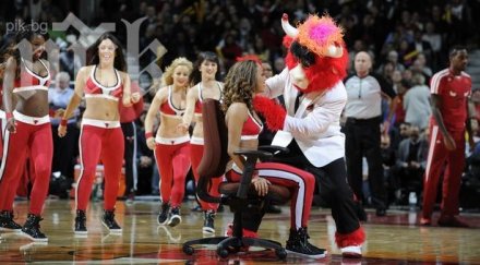 мъж разплака приятелката мажоретка невероятно предложение брак видео