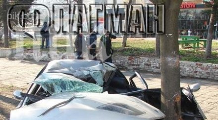 шофьор заби дърво бургас оцеля чудо снимки