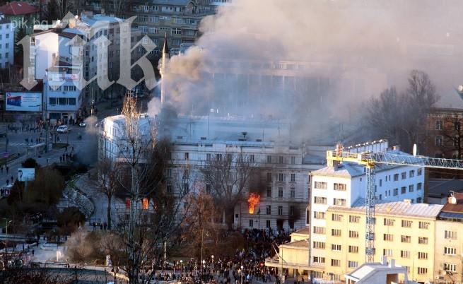 Босна се събуди в шок на фона на димящи руини