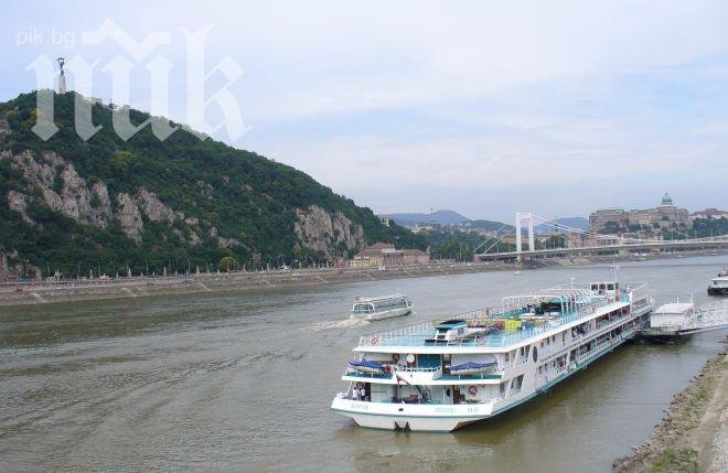 Капитан на български кораб падна в Дунава, румънски докери го спасяват