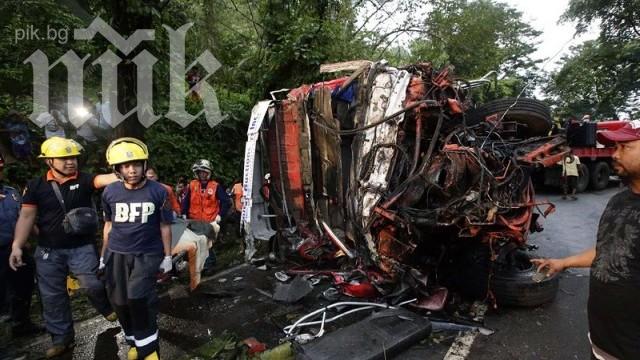 Пет души загинаха в автобусна катастрофа на Филипините