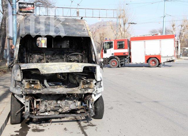Изгорялата линейка била на 28 г. (снимки)