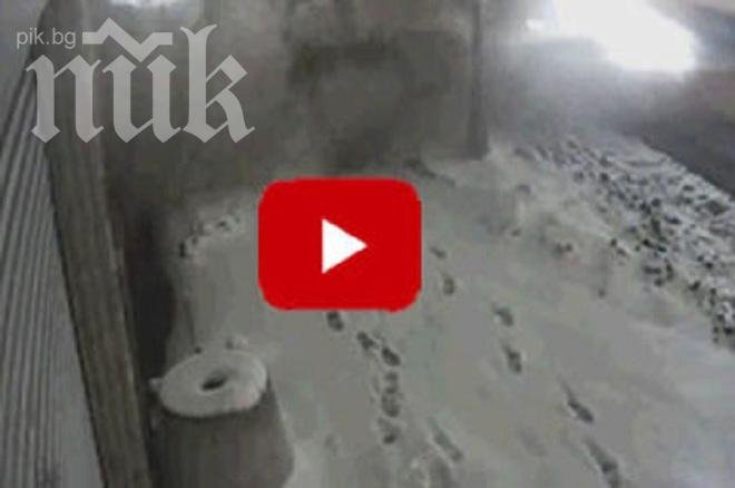 Снегорин затрупа пешеходец (уникално видео)