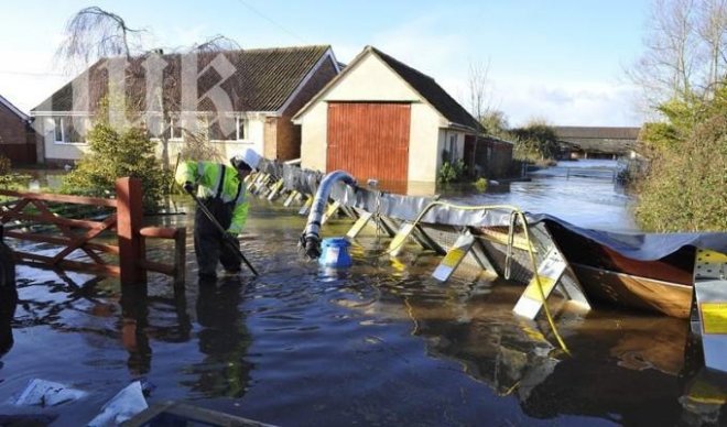 Страшен потоп на Острова, части от Англия и Уелс са под вода! (снимки)