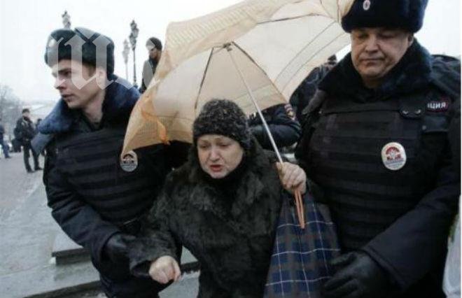 40 арестувани на протест в Русия срещу затваряне на опозиционна телевизия
