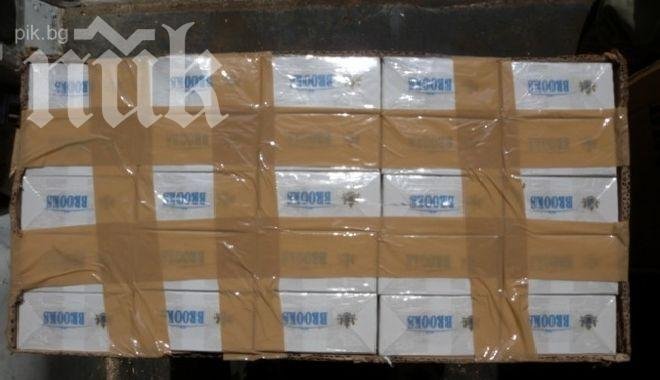 Задържаха 9 българи в Холандия при разбиване на нелегална фабрика за цигари