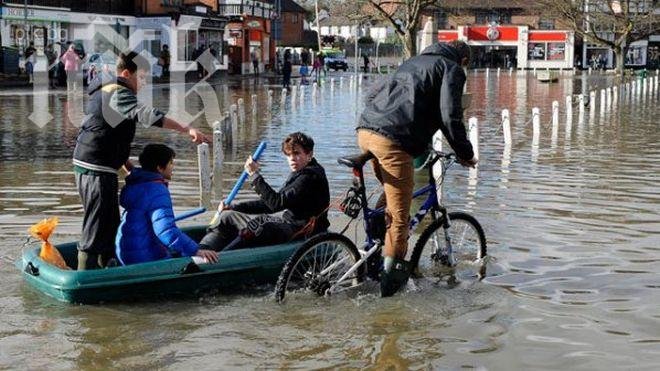 Великобритания евакуира домове заради наводненията