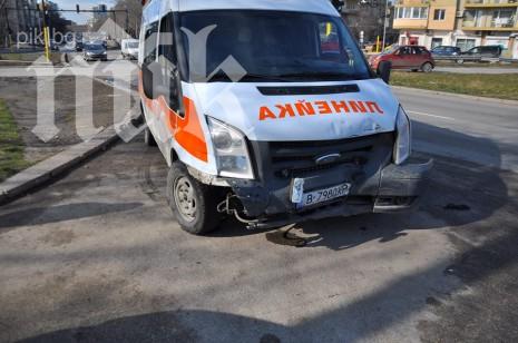 Фиат и линейка се блъснаха във Варна, сериозно пострада лекарка