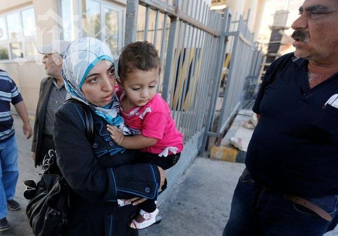 Над 100 военни приготвят храна за бежанците