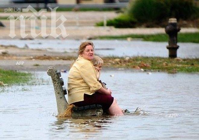 Целият транспорт в Лондон е блокиран от наводненията, водата върви към летището