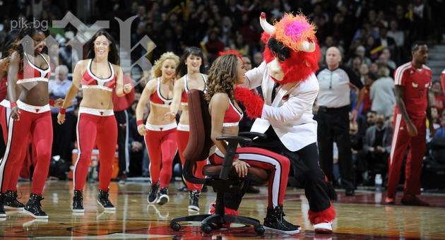 Мъж разплака приятелката си-мажоретка с невероятно предложение за брак! (видео)