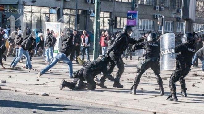 „Хамър” се вряза в протестиращите в Сараево