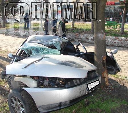 Шофьор се заби в дърво в Бургас, оцеля по чудо (снимки)