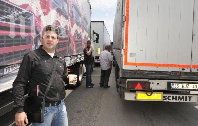 Продължава блокадата на границата ни с Турция