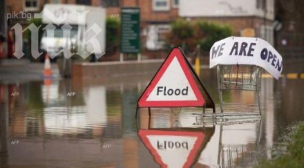 хиляди домакинства остават без електричество великобритрания