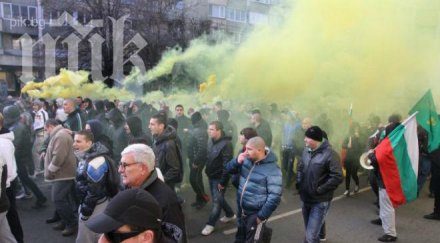 кръв пловдив бой полиция протестиращи трима ранени снимки видео