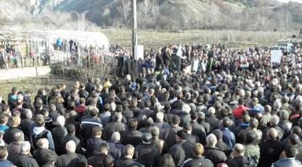 работници блокираха пътя банско