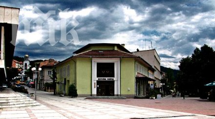 мъж потроши статуята музея девин