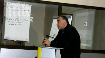 ексклузивно пик сензационна снимка антон кутев обучава младите червени тролове сергей станишев сигурно знаел